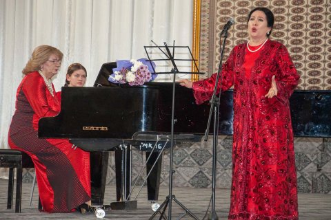 В Туркменском вузе отметили День Победы праздничным концертом