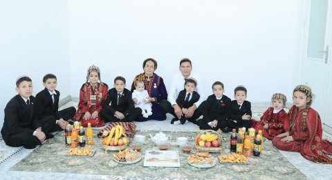 Мать десятерых детей получила в Ашхабаде сразу две благоустроенные квартиры  