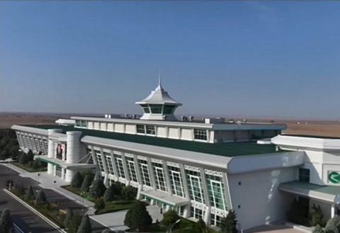 Гурбангулы Бердымухамедов проинспектировал ВПП аэропорта Туркменбаши на авто