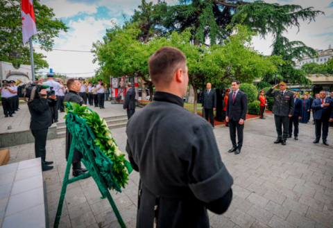 Сердар Бердымухамедов возложил венок к мемориалу защитников единства Грузии