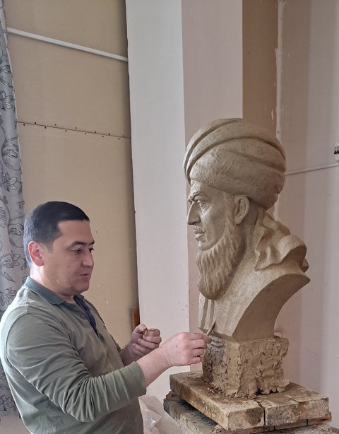 Туркменский скульптор подарил музею в Дашогузе бюст Махтумкули Фраги