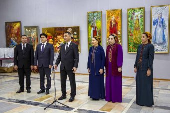 В Ашхабаде на выставке к 8 Марта женщины-художницы представили свои работы 