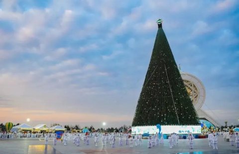 Туркменская новогодняя елка – самая высокая в СНГ
